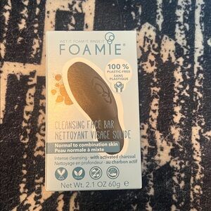 Foamie Cleansing Face Bar 🖤🩵